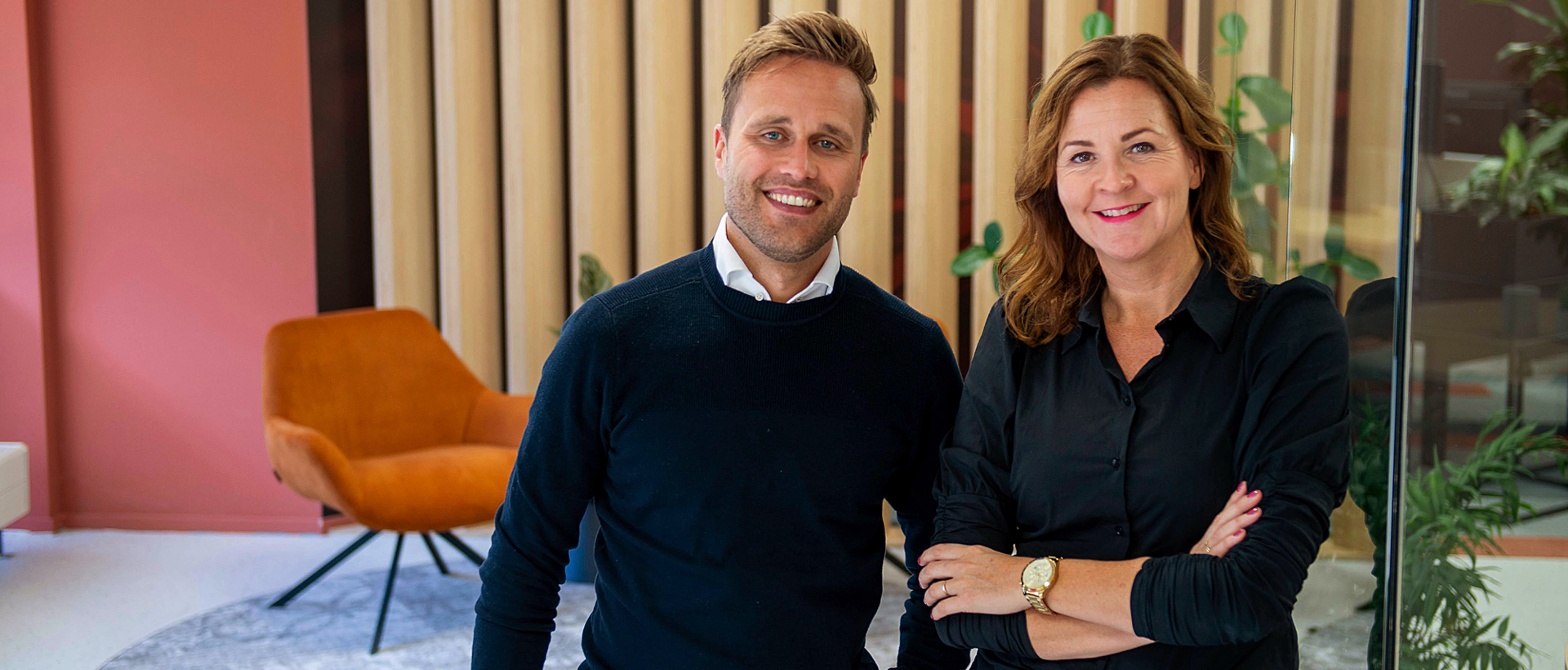 Man en vrouw die samenwerken aan bureau